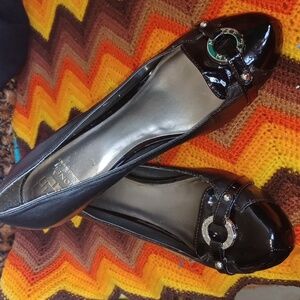 Monet leather dress shoe high gloss toes, 2.5" block heel with medallion sz 8